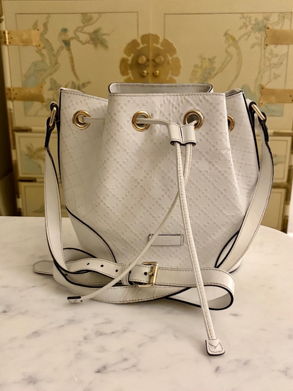 GUCCI⎼White Diamante Leather Shoulder Bucket Bag